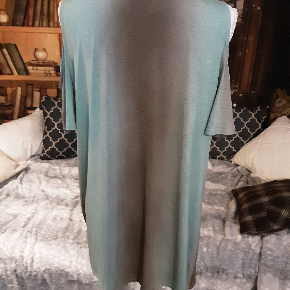 Cold shoulder top - Picture 3 of 3